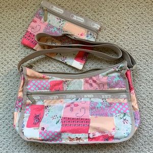 🎉 Classic Le Sportsac crossbody bag + handy pouch
